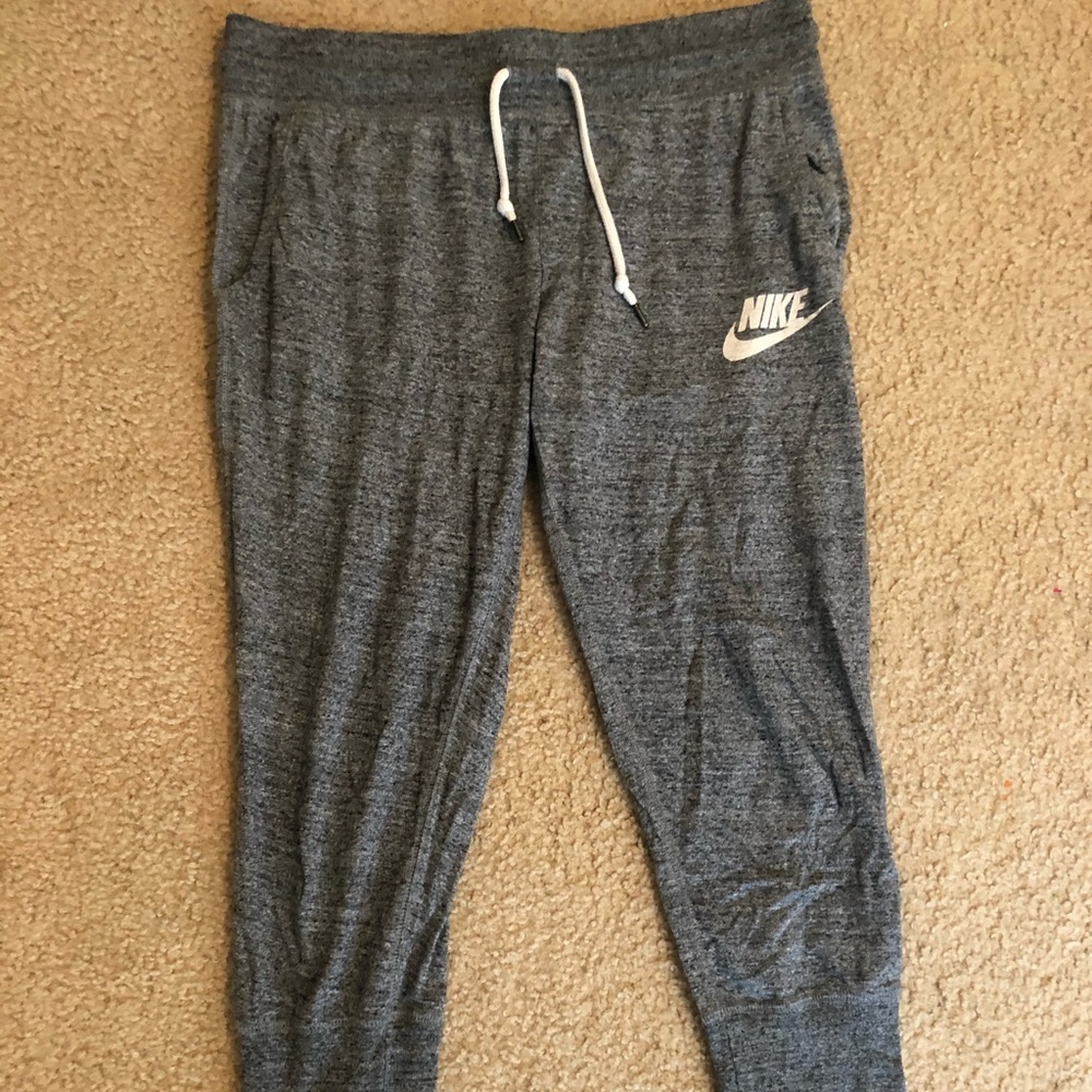 Cropped Nike sweatpants